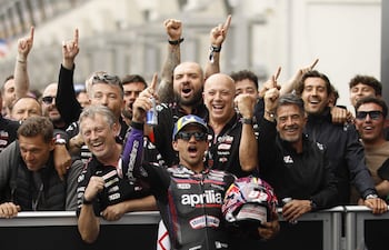 El piloto de Aprilia Racing Jorge Martín (c) celebra con su equipo la victoria en la carrera de MotoGP del Gran Premio de Francia en Le Mans.