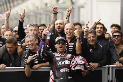 El piloto de Aprilia Racing Jorge Martín (c) celebra con su equipo la victoria en la carrera de MotoGP del Gran Premio de Francia en Le Mans.