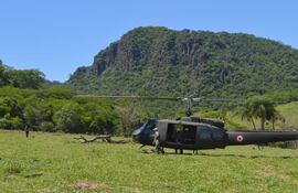 Un helicóptero militar se posa en el lugar donde murieron los tres miembros del EPP, en la falda del Cerro Guasu.