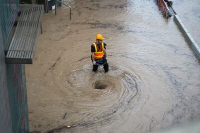 Un trabajador en una zona inundada de Hong Kong, este viernes.