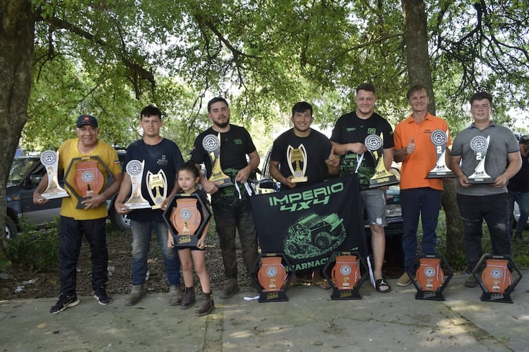Celebración con los correspondientes trofeos de los mejores de la jornada en la clasificación general.