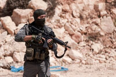 Un soldado israelí en la localidad de Qusra, en Cisjordania ocupada.