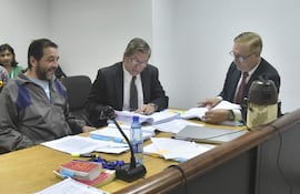 El Dr. Miguel Angel Cavallo (izq.), en el juicio en el que fue condenado a 16 años de cárcel por la muerte de su paciente Maylen Romero.