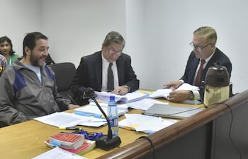 El Dr. Miguel Angel Cavallo (izq.), en el juicio en el que fue condenado a 16 años de cárcel por la muerte de su paciente Maylen Romero.