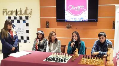 De izq. a der., Jacqueline Villalba (directora de cultura de la Municipalidad de Itauguá), Dina Villalba, Elisa Colmán y Diana González (miembro, vice y presidenta, respectivamente, del Club de Ajedrez de Itauguá) y Sebastián Villasanti (profesor de ajedrez).