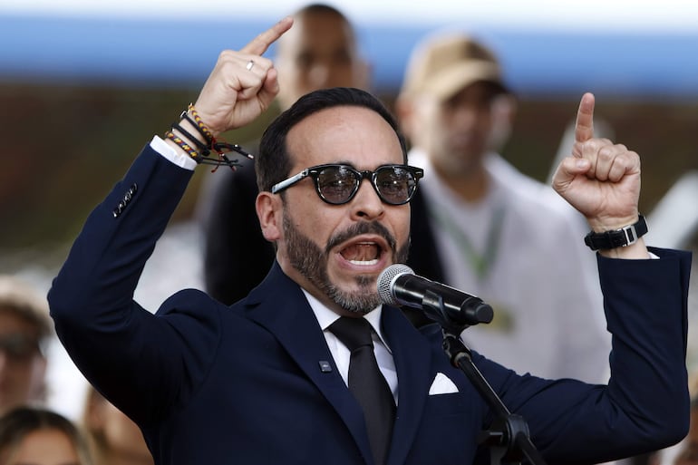 El presidente electo de Colombia, Abelardo de la Espriella, habla durante el desfile militar del Día de la Independencia, en Medellín (Colombia). De la Espriella afirmó "Hoy celebramos aquí el grito de independencia en una tierra que es la más patriota de Colombia y que dio el grito definitivo de independencia el 21 de junio".