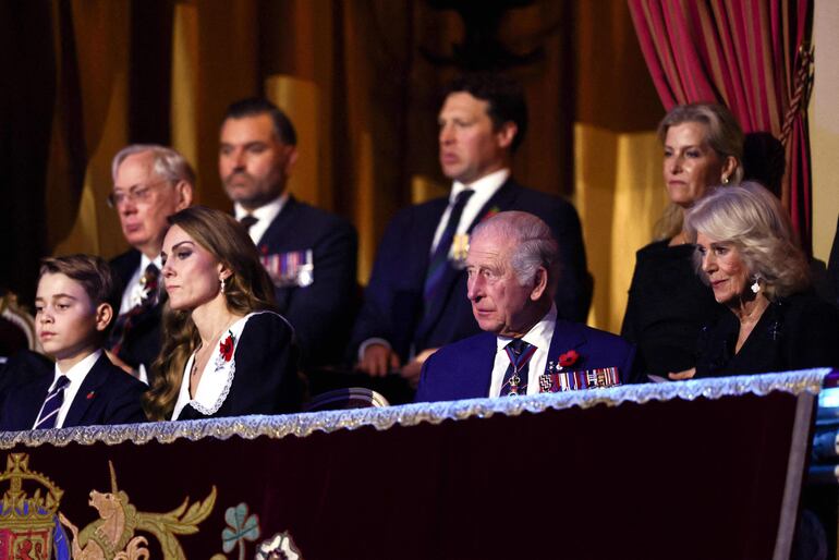 Kate Middleton y el principito George junto a los reyes Carlos III y Camila en el Royal Albert Hall. (Jack Taylor / POOL / AFP)