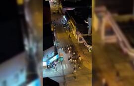 Momento en que la montada avanza sobre un grupo pequeño de manifestantes.