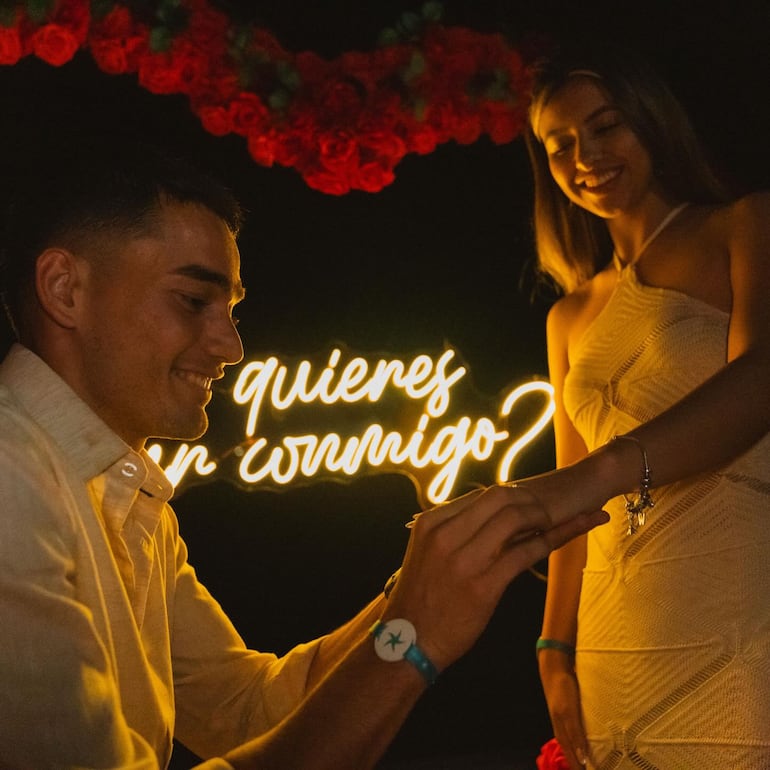 El futbolista Wilder Viera entregando el anillo de compromiso a Amiri Oviedo. (Instagram/Wilder Viera)