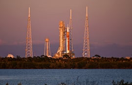 Fotografía de archivo: el cohete Space Launch System (SLS) y la nave espacial Orion, integrados para la misión Artemis II, se observan en la plataforma de lanzamiento 39B del Centro Espacial Kennedy, en Cabo Cañaveral, Florida.