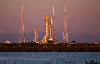 Fotografía de archivo: el cohete Space Launch System (SLS) y la nave espacial Orion, integrados para la misión Artemis II, se observan en la plataforma de lanzamiento 39B del Centro Espacial Kennedy, en Cabo Cañaveral, Florida.
