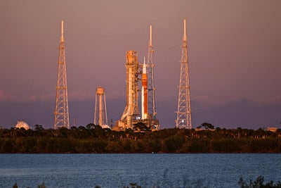 Fotografía de archivo: el cohete Space Launch System (SLS) y la nave espacial Orion, integrados para la misión Artemis II, se observan en la plataforma de lanzamiento 39B del Centro Espacial Kennedy, en Cabo Cañaveral, Florida.