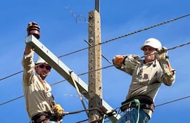 Imagen de archivo de funcionarios de la Ande trabajando.