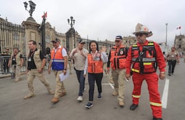 Imagen ilustrativa: fotografía cedida por la Presidencia de Perú de su mandataria, Keiko Fujimori, junto a integrantes del Equipo de Búsqueda y Rescate Urbano durante un simulacro nacional multipeligro.