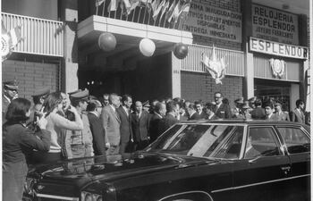 Autoridades nacionales e invitados a la inauguración del Edificio Monumental, 20 de julio de 1973. Calle 25 de mayo.