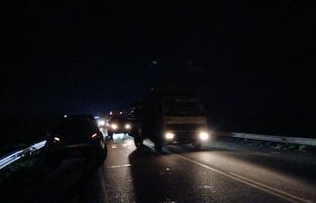 Arroyos y Esteros permanece a oscuras ante reiterados cortes de energía que afectan a la comunidad.