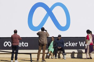EA6012. BOGOTÁ (COLOMBIA), 18/09/2024.- Fotografía de archivo del 29 de octubre de 2021 de personas tomando fotos a un cartel con el logotipo de Meta, frente a la sede de Facebook en Menlo Park, California (Estados Unidos). Meta, dueña de Facebook e Instagram, anunció este miércoles un acuerdo para adquirir 1,3 millones de créditos de carbono, con una opción de compra adicional de otros 2,6 millones de créditos, en América Latina. EFE/ John G. Mabanglo ARCHIVO