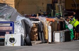 Tiendas de campaña improvisadas que dan cobijo a mujeres y niños en el polígono industrial de El Tajaral, en Ceuta.