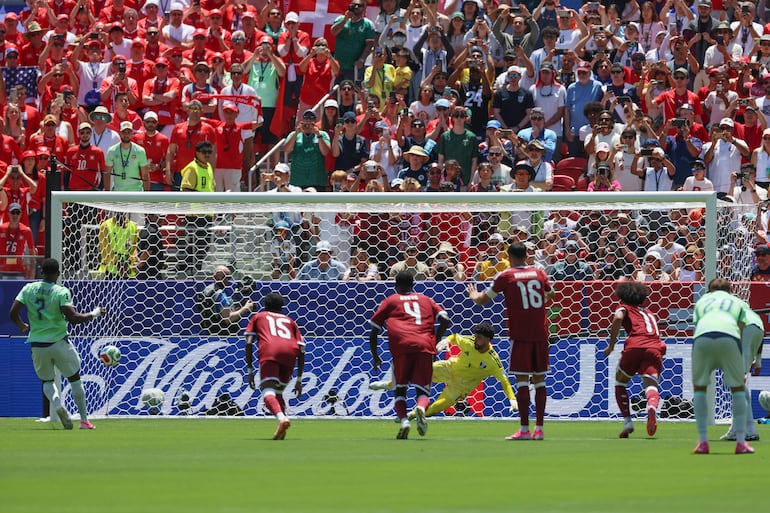 Remate de Breel Embolo desde el punto penal que descoloca al portero qatarí Mahmud Abunad.
