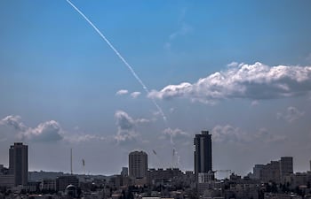 Un sistema israelí de defensa antiaérea intercepta un misil iraní sobre Jerusalén, ayer lunes.