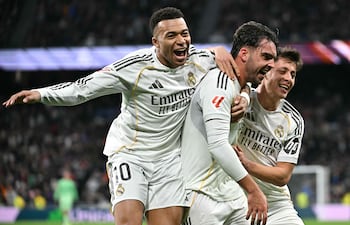 El defensa español del Real Madrid, Raúl Asencio, celebra con el delantero francés del Real Madrid, Kylian Mbappé, y el centrocampista turco del Real Madrid, Arda Güler, tras anotar el segundo gol de su equipo durante el partido de fútbol de la liga española entre el Real Madrid CF y el Levante UD en el Estadio Santiago Bernabéu.