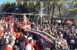 Multitudinaria procesión en honor a San Lorenzo.