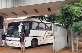 El bus ingresa a la Fiscalía de Ciudad del Este.