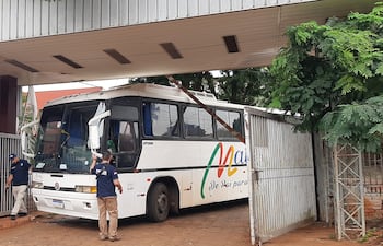 El bus ingresa a la Fiscalía de Ciudad del Este.