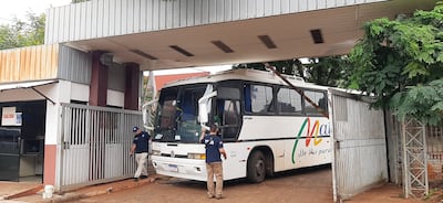 El bus ingresa a la Fiscalía de Ciudad del Este.