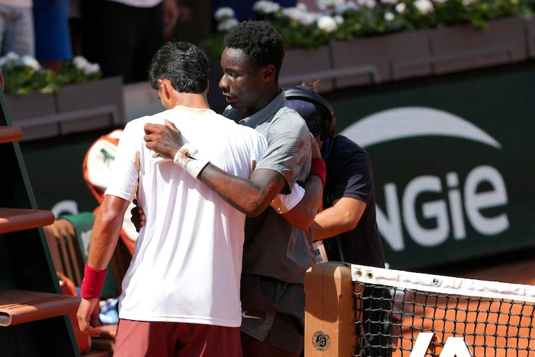 Daniel Vallejo saluda a Moise Kouame al finalizar el partido entre ambos por la segunda ronda del Roland Garros.