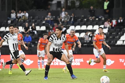 El máximo anotador del torneo Apertura 2026, Lorenzo Melgarejo se lamenta tras malograr el penal de Libertad ante Sportivo 2 de Mayo en La Huerta.