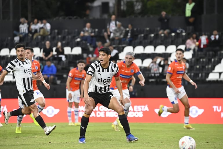 El máximo anotador del torneo Apertura 2026, Lorenzo Melgarejo se lamenta tras malograr el penal de Libertad ante Sportivo 2 de Mayo en La Huerta.