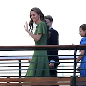 Kate Middleton y el príncipe William llegaron con sus hijos Charlotte y George a la final del torneo de Wimbledon. (Henry NICHOLLS / AFP)