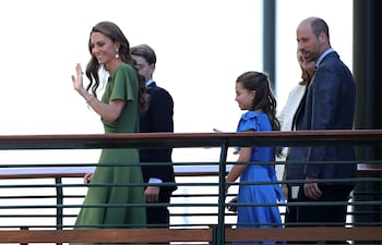 Kate Middleton y el príncipe William llegaron con sus hijos Charlotte y George a la final del torneo de Wimbledon. (Henry NICHOLLS / AFP)