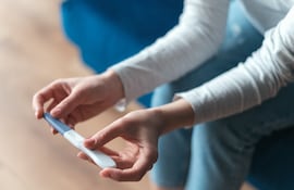 Mujer revisa un test de fertilidad.