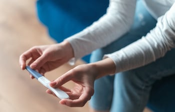 Mujer revisa un test de fertilidad.