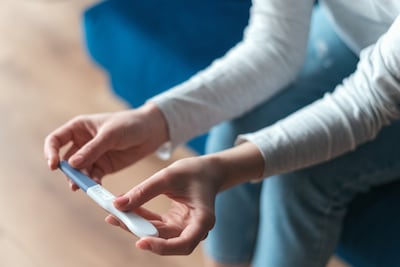 Mujer revisa un test de fertilidad.
