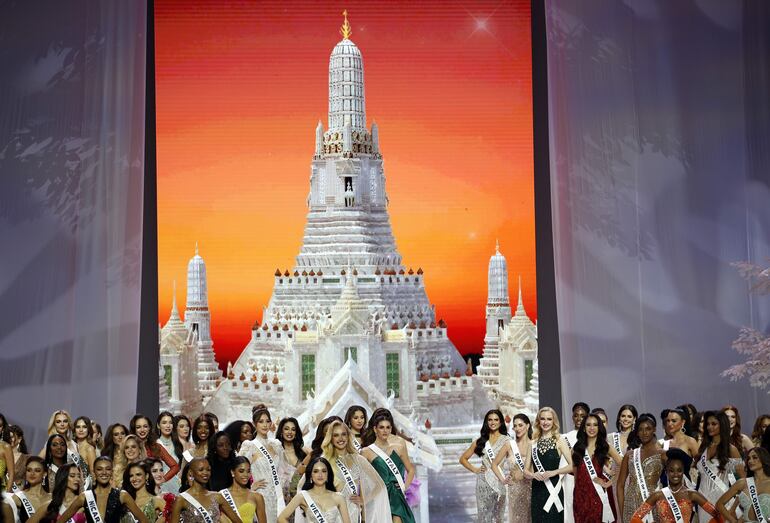 Las concursantes de Miss Universo posan durante el evento oficial de bienvenida de Miss Universo 2025 en Bangkok, Tailandia. (EFE/EPA/RUNGROJ YONGRIT)
