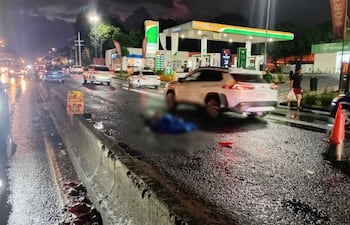 El cuerpo de la víctima fatal tendido en la avenida Defensores del Chaco, frente al Mercado de Abasto.