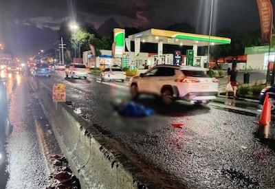 El cuerpo de la víctima fatal tendido en la avenida Defensores del Chaco, frente al Mercado de Abasto.