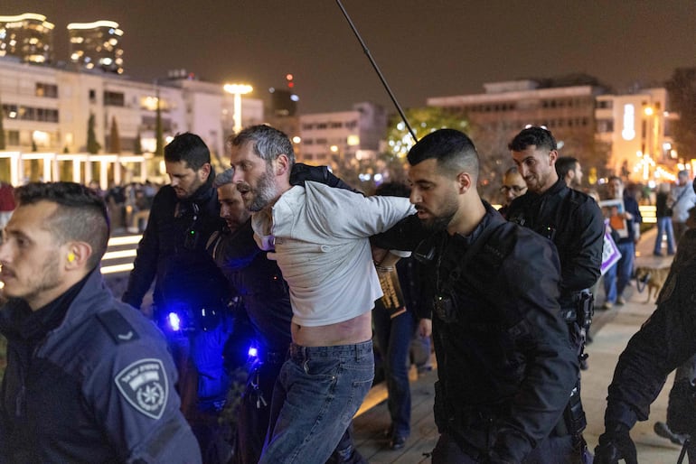 Policías detienen a un manifestante durante una protesta contra la guerra con Irán, el pasado 4 de abril en Tel Aviv.