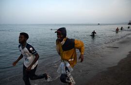 Un grupo de migrantes llega a la costa tras cruzar a nado hasta el enclave español de Ceuta, en el norte de África, el 31 de julio de 2026.
