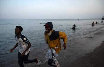 Un grupo de migrantes llega a la costa tras cruzar a nado hasta el enclave español de Ceuta, en el norte de África, el 31 de julio de 2026.