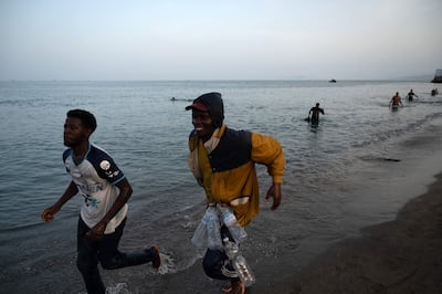 Un grupo de migrantes llega a la costa tras cruzar a nado hasta el enclave español de Ceuta, en el norte de África, el 31 de julio de 2026.