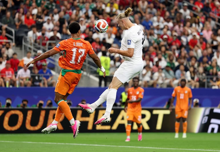 Cabezazo de Erling Haaland ante Guela Doué, en uno de los primeros ataques del seleccionado noruego.