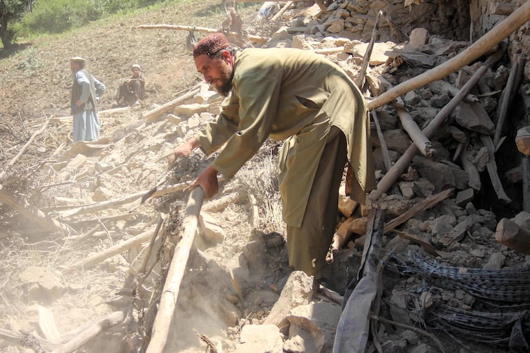 Un hombre remueve escombros de una casa destruida durante un bombardeo pakistaní en la localidad de Barolo, en la provincia afgana de Kunar.