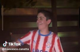 En el video se observa a Thiago Raúl Gorostiaga Arestivo, con una camiseta de la Albirroja, en la vía pública en compañía de otros jóvenes. El mismo está procesado en tres causas penales y con arresto domiciliario. (captura del video publicado por Delpy)
