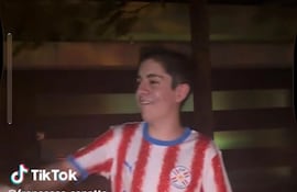 En el video se observa a Thiago Raúl Gorostiaga Arestivo, con una camiseta de la Albirroja, en la vía pública en compañía de otros jóvenes. El mismo está procesado en tres causas penales y con arresto domiciliario. (captura del video publicado por Delpy)