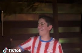 En el video se observa a Thiago Raúl Gorostiaga Arestivo, con una camiseta de la Albirroja, en la vía pública en compañía de otros jóvenes. El mismo está procesado en tres causas penales y con arresto domiciliario. (captura del video publicado por Delpy)