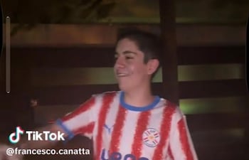 En el video se observa a Thiago Raúl Gorostiaga Arestivo, con una camiseta de la Albirroja, en la vía pública en compañía de otros jóvenes. El mismo está procesado en tres causas penales y con arresto domiciliario. (captura del video publicado por Delpy)